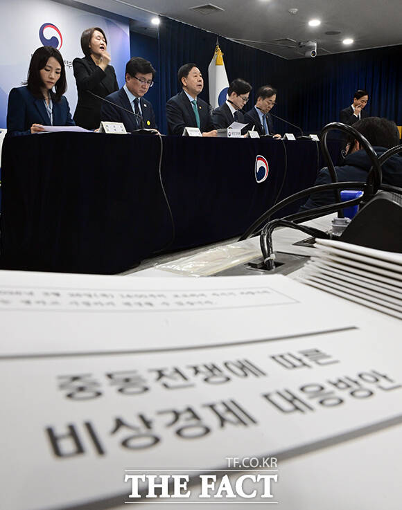 구윤철 부총리 겸 재정경제부 장관이 26일 오전 서울 종로구 정부서울청사에서 중동전쟁에 따른 비상경제 대응방안을 발표하고 있다. /임영무 기자