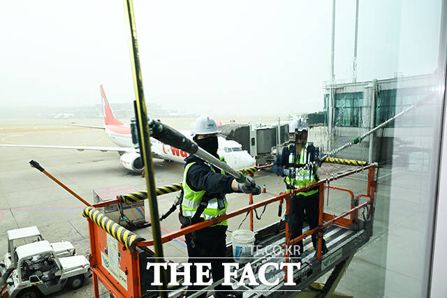 인천국제공항공사는 3일부터 4월 10일까지 약 40일간 매일 약 780명의 인력과 200여 대의 장비를 투입해 제1·2여객터미널, 부대건물, 조경시설, 공항 접근 도로에 대한 대정비를 실시한다.