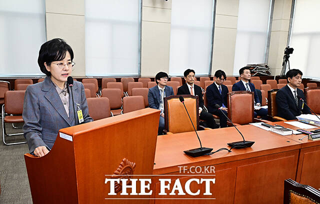 전현정 중앙선거관리위원회 위원 후보자가 26일 오전 서울 여의도 국회 행정안전위원회에서 열린 인사청문회에 출석해 증인선서를 하고 있다.