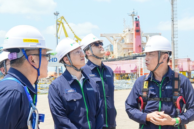 정기선 HD현대 회장이 25일 베트남 중남부에 위치한 HD현대에코비나를 찾아 현장 설비와 안전 시설물을 점검하고 있다. /HD현대
