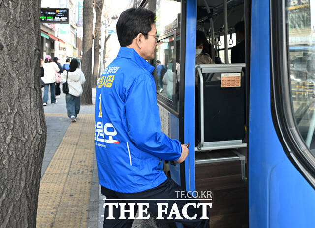 정원오 더불어민주당 서울시장 예비후보가 26일 오후 서울 관악구 일대에서 시민들과 만나 기념촬영하고 있다.