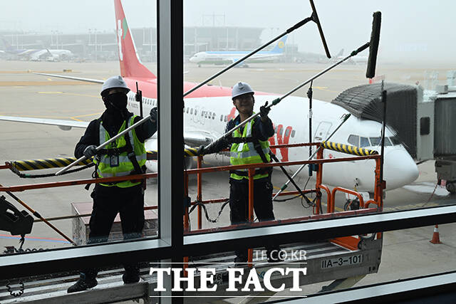 인천국제공항공사는 3일부터 4월 10일까지 약 40일간 매일 약 780명의 인력과 200여 대의 장비를 투입해 제1·2여객터미널, 부대건물, 조경시설, 공항 접근 도로에 대한 대정비를 실시한다.