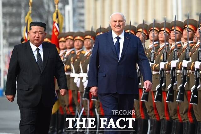 북한은 26일 김정은 국무위원장과 알렉산드로 루카셴코 벨라루스 대통령이 전날 평양에서 만났다고 밝혔다. 김정은 3기 체제의 첫 정상외교 상대로 친(親)러시아 국가인 벨라루스가 선택된 것. 북·러·벨 3각 공조 공식화와 반미 연대가 구축됐다는 평가다. 김 위원장이 벨라루스처럼 가치를 공유하는 국가들과 관계를 설정해 대외 경제 활로를 모색할 것이란 전망도 나온다. /AP. 뉴시스