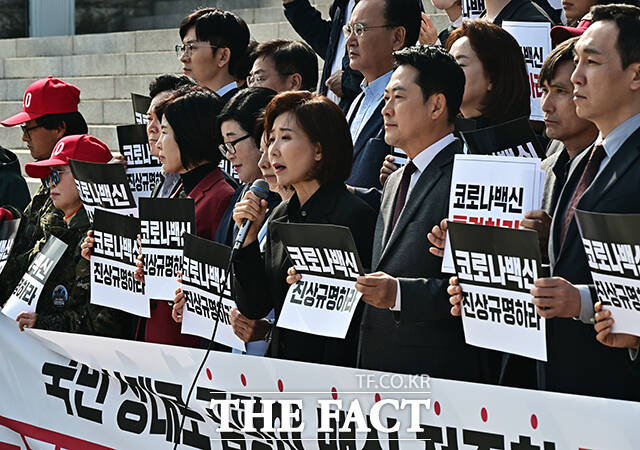 장동혁 국민의힘 대표가 26일 오후 서울 여의도 국회 본청 앞 계단에서 열린 코로나 백신 진상규명위원회 출범 및 특검 촉구 행사에 참석해 발언을 하고 있다. /국회=배정한 기자