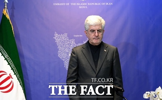 사이드 쿠제치 주한이란대사는 26일 CBS라디오 ‘박성태의 뉴스쇼’에 출연해 미국 기업과 거래하는 한국 선박은 호르무즈 해협을 통행할 수 없다고 밝혔다. 사진은 쿠제치 대사가 지난 5일 서울 용산구 주한이란대사관에서 열린 기자회견에 참석한 모습. /AP.뉴시스