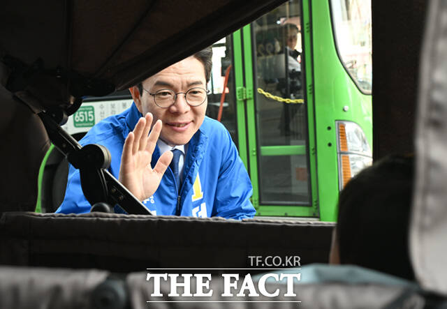 정원오 더불어민주당 서울시장 예비후보가 26일 오후 서울 관악구 일대에서 유모차에 탄 어린이와 인사하고 있다. /이새롬 기자