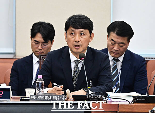 전현정 중앙선거관리위원회 위원 후보자가 26일 오전 서울 여의도 국회 행정안전위원회에서 열린 인사청문회에 출석해 증인선서를 하고 있다.