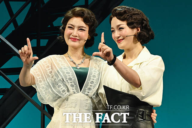 배우 김선영(왼쪽)과 박혜나가 26일 오후 서울 강남구 코엑스아티움 우리은행홀에서 열린 뮤지컬 '렘피카' 프레스콜 에 참석해 포토타임을 갖고 있다. /김성렬 기자