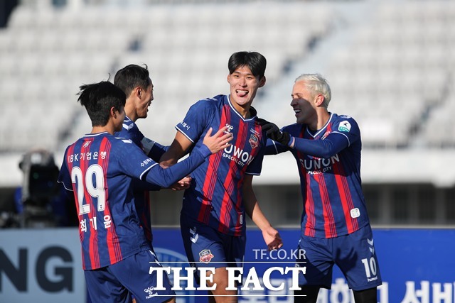 파주의 신생팀 돌풍에 맞서는 승격 후보 수원FC 선수들./K리그