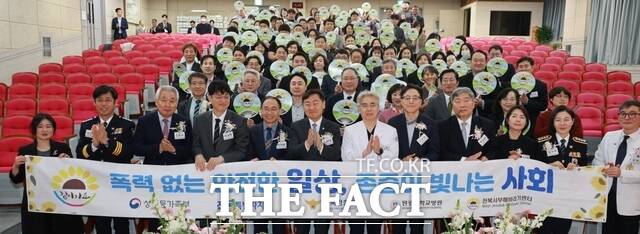 26일 오후 익산시 신용동 원광대학교병원에서 열린 전북서부해바라기센터 이전 기념식에서 김관영 전북도지사를 비롯해 박성태 원광대 총장, 서일영 원광대병원장 등 관계자들이 기념 촬영을 하고 있다. /전북도