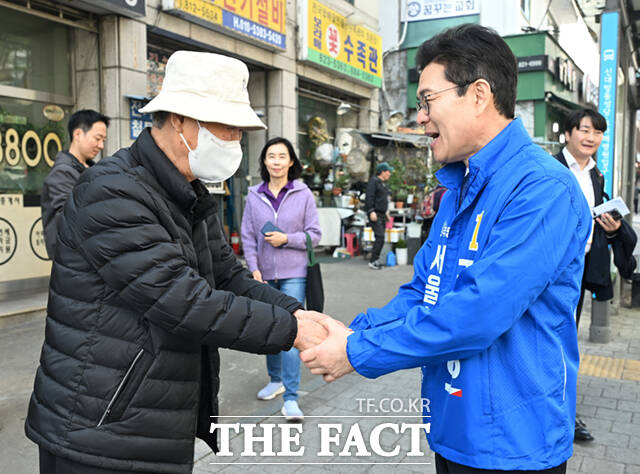 정원오 더불어민주당 서울시장 예비후보가 26일 오후 서울 관악구 일대에서 시민들과 만나 기념촬영하고 있다.