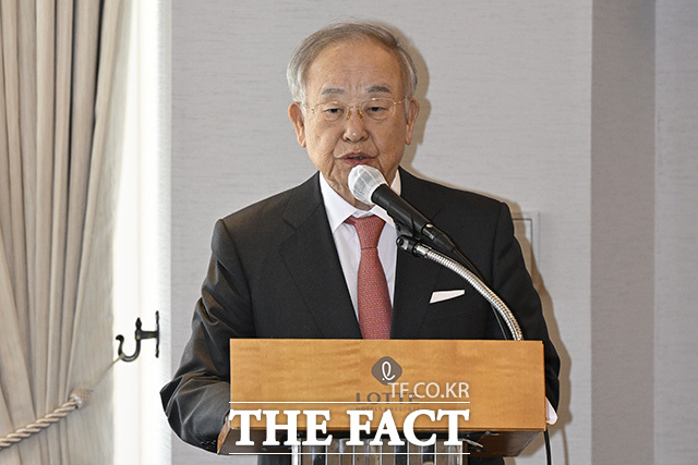 손 회장이 기념사를 하고 있다.
