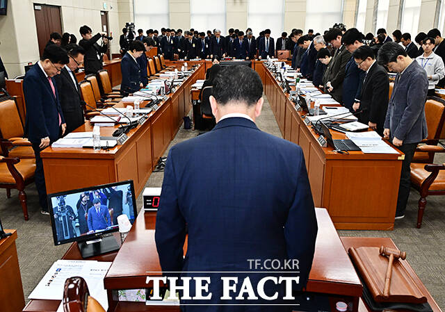 신정훈 행안위원장과 윤호중 행정안전부 장관 등이 26일 오전 서울 여의도 국회에서 열린 행정안전위원회 전체회의에 참석해 대전 안전공업 화재 희생자들을 위한 묵념을 하고 있다.