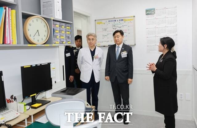 26일 오후 익산시 신용동 원광대학교병원에서 열린 전북서부해바라기센터 이전 기념식에서 김관영 전북도지사(가운데)가 센터 내부 시설에 대해 관계자로부터 설명을 듣고 있다. /전북도