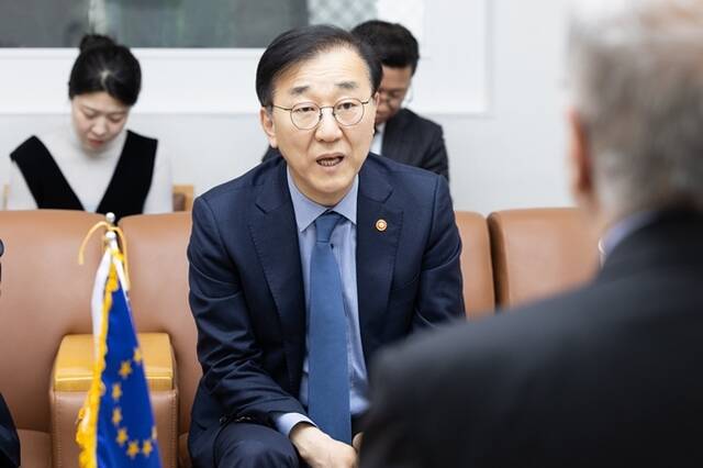 김윤덕 국토교통부 장관이 26일 우고 아스투토 주한 유럽연합(EU) 대사를 만나 자동차·항공·연구개발·그린 파트너십 등 다양한 양측 협력을 확대하기 위한 방안을 논의했다. /국토교통부