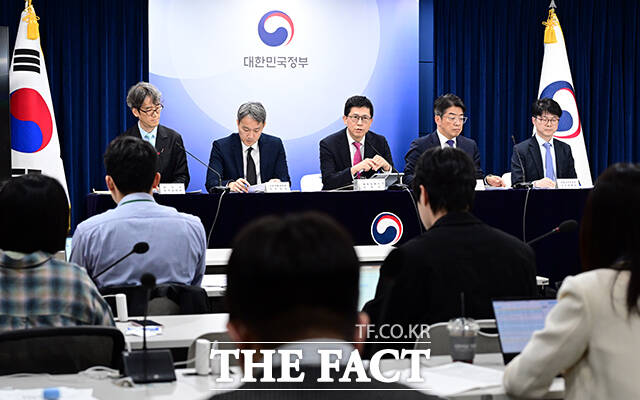 강기룡 재정경제부 차관보(왼쪽)가 26일 오후 서울 종로구 정부서울청사에서 민생물가 특별관리 관계장관TF 사전 합동브리핑을 하고 있다. /임영무 기자