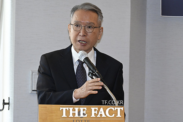 김형오 전 국회의장이 기념사를 하고 있다.