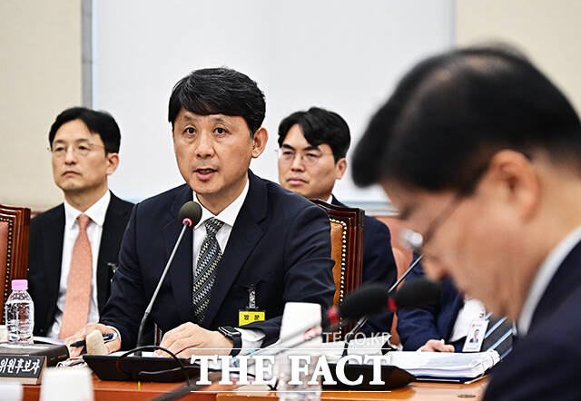 전현정 중앙선거관리위원회 위원 후보자가 26일 오전 서울 여의도 국회 행정안전위원회에서 열린 인사청문회에 출석해 증인선서를 하고 있다.