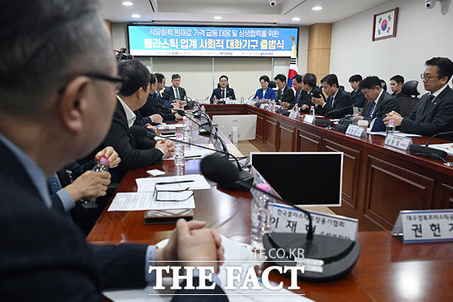 유가급등에 따른 가격안정과 상생협력을 위한 주유소-정유업계 사회적 대화기구 출범식 열고 기념촬영하는 민 위원장(앞줄 가운데)와 참석자들.