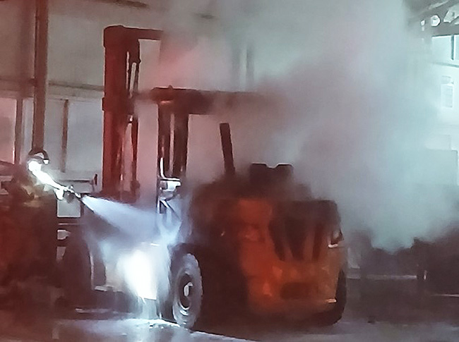 26일 오전 0시 41분쯤 경북 의성군 단북면 성암리의 한 공장에 주차된 지게차에서 불이 나 30분 만에 꺼졌다. /경북소방본부