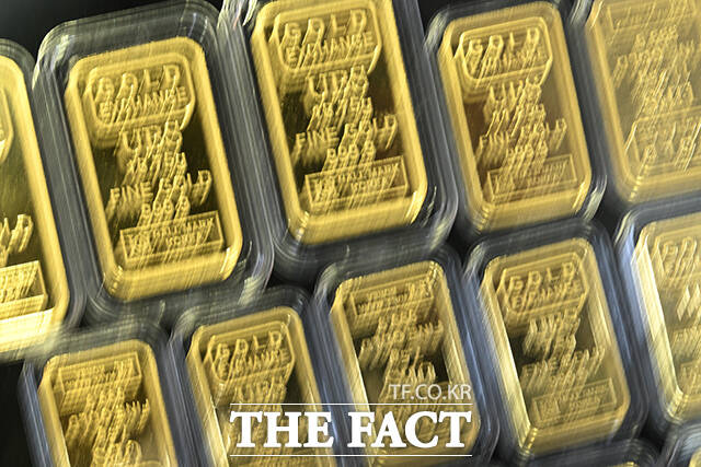 중동사태의 영향으로 금 가격이 하락한 26일 오전 서울 종로구 한국금거래소에 진열된 금 제품 옆으로 순금시세가 표시되고 있다. /김성렬 기자