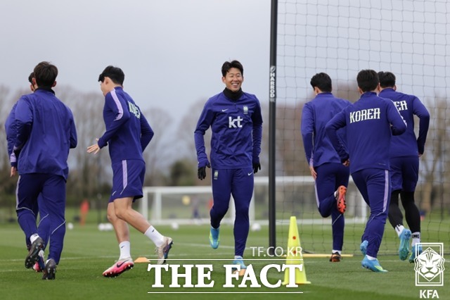 2026 북중미 월드컵에서 남아공과 멕시코, 유럽 1팀과 속한 한국은 아프리카의 뛰어난 피지컬과 유럽의 강한 압박을 어떻게 풀어내느냐란 과제를 안고 있다. 유럽 원정 1차전 현지에서 적응 훈련을 하고 있는 손흥민과 선수들./밀턴 케인스=KFA