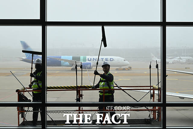 인천국제공항공사는 3일부터 4월 10일까지 약 40일간 매일 약 780명의 인력과 200여 대의 장비를 투입해 제1·2여객터미널, 부대건물, 조경시설, 공항 접근 도로에 대한 대정비를 실시한다.