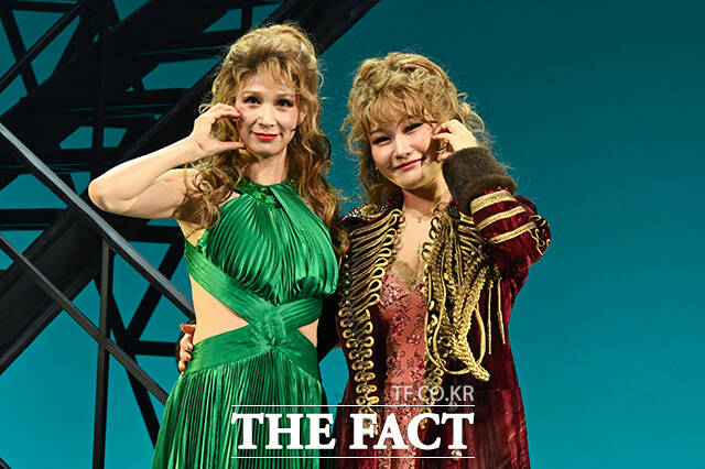 라파엘라 역을 맡은 배우 린아(왼쪽)와 손승연.