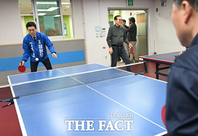 정원오 더불어민주당 서울시장 예비후보가 26일 오후 서울 관악구 관악노인종합복지관을 찾아 식당 조리사들과 인사하고 있다. 손에 물이 묻어 악수를 피하는 조리사와 악수 대신 주먹인사를 나눴다. /이새롬 기자