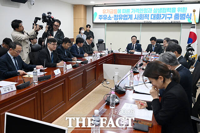 유가급등에 따른 가격안정과 상생협력을 위한 주유소-정유업계 사회적 대화기구 출범식 열고 기념촬영하는 민 위원장(앞줄 가운데)와 참석자들.