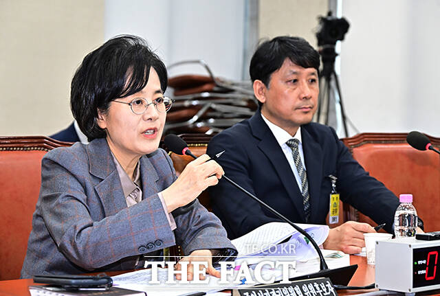 전현정 중앙선거관리위원회 위원 후보자가 26일 오전 서울 여의도 국회 행정안전위원회에서 열린 인사청문회에 출석해 증인선서를 하고 있다.