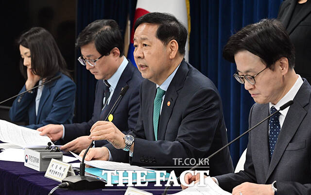 구윤철 부총리 겸 재정경제부 장관이 26일 오전 서울 종로구 정부서울청사에서 중동전쟁에 따른 비상경제 대응방안을 발표하고 있다. /임영무 기자