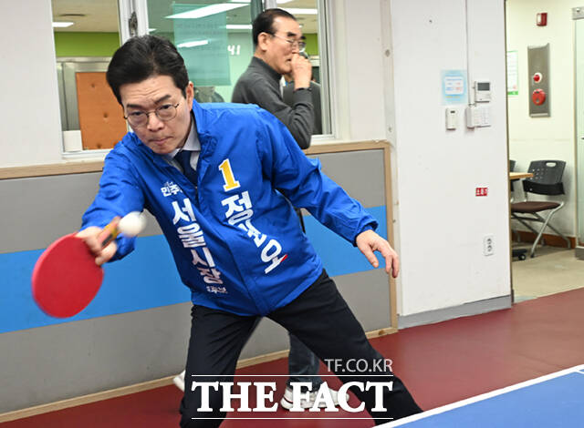 정원오 더불어민주당 서울시장 예비후보가 26일 오후 서울 관악구 관악노인종합복지관을 찾아 식당 조리사들과 인사하고 있다. 손에 물이 묻어 악수를 피하는 조리사와 악수 대신 주먹인사를 나눴다. /이새롬 기자