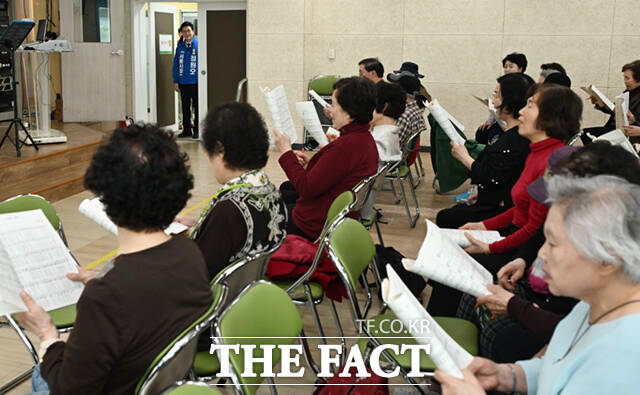 정원오 더불어민주당 서울시장 예비후보가 26일 오후 서울 관악구 관악노인종합복지관을 찾아 식당 조리사들과 인사하고 있다. 손에 물이 묻어 악수를 피하는 조리사와 악수 대신 주먹인사를 나눴다. /이새롬 기자