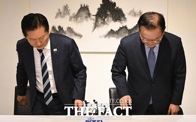 정청래 더불어민주당 대표(왼쪽)와 김부겸 전 국무총리가 26일 오전 서울 중구 달개비에서 회동 전 손을 맞잡고 있다. /국회사진기자단