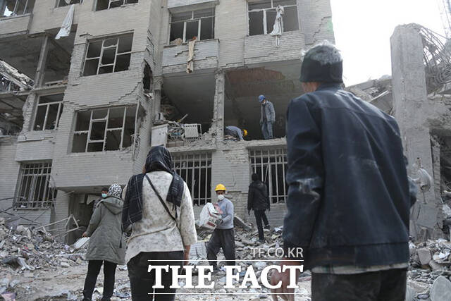 이란 국영 방송 프레스TV는 25일(현지 시간) 이란 고위 당국자를 인용해 이란이 미국 제안을 검토한 결과 과도하다고 판단해 수용하지 않기로 결정했다고 보도했다. 이란 시민들이 12일(현지시간) 테헤란의 손상된 건물에서 생필품을 찾고 있다. /테헤란=신화.뉴시스