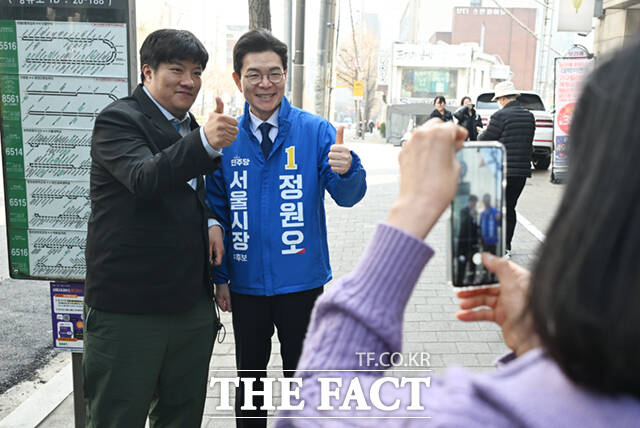 정원오 더불어민주당 서울시장 예비후보가 26일 오후 서울 관악구 일대에서 시민들과 만나 기념촬영하고 있다.