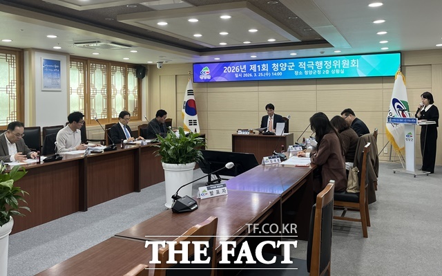 전상욱 청양군 부군수가 25일 적극행정위원회를 주재하며 2026년 적극행정 중점과제를 선정하고 있다. /청양군