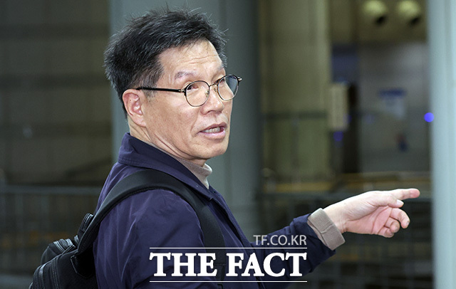 '평화의 소녀상' 철거를 요구하며 '일본군 위안부' 피해자를 모욕한 혐의를 받는 김병헌 위안부법폐지국민행동 대표가 20일 구속 전 피의자 심문을 위해 서울 서초구 서울중앙지법으로 출석하고 있다. /송호영 기자(현장풀)