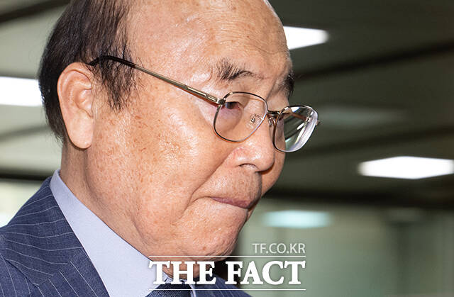 매관매직 의혹으로 징역 1년을 구형받은 이봉관 서희건설 회장이 26일 오후 서울 서초구 서울중앙지방법원에서 열린 공판에 증인 출석하고 있다. /박헌우 기자