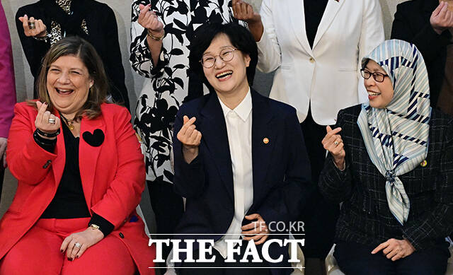원민경 성평등가족부 장관(가운데)이 26일 오전 서울 종로구 정부서울청사에서 열린 주한여성대사 모임 간담회에 참석해 손하트를 만들며 미소 짓고 있다. /임영무 기자
