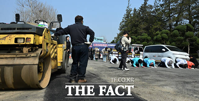 조국혁신당·진보당·기본소득당·사회민주당 등 개혁진보4당 지도부가 26일 서울 여의도 국회 본청 앞에서 중대선거구제 도입 등 정치개혁을 촉구하며 3보 1배 행진에 앞서 구호를 외치고 있다.