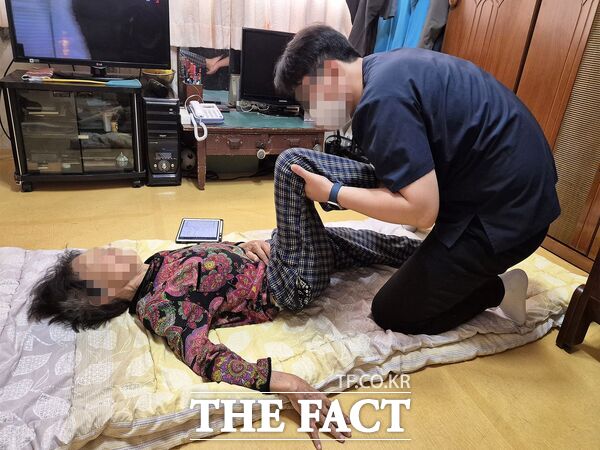 대덕구 맞춤형 방문운동 지원사업에 참여한 물리치료사가 25일 어르신 가정을 방문해 스트레칭을 지도하며 신체 기능 유지를 돕고 있다. /대덕구