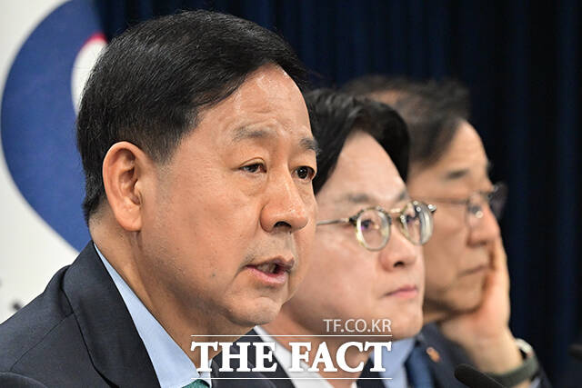 구윤철 부총리 겸 재정경제부 장관이 26일 오전 서울 종로구 정부서울청사에서 중동전쟁에 따른 비상경제 대응방안을 발표하고 있다. /임영무 기자