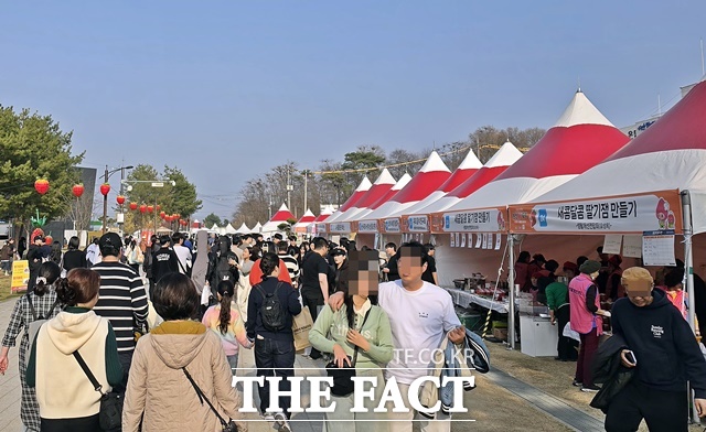 2026 논산딸기축제를 찾은 많은 관람객들이 각종 체험존을 경험하면서 봄을 만끽하고 있다. /김형중 기자