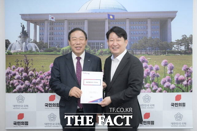 최민호 세종시장(왼쪽)이 26일 국토교통위원회 국토법안소위 권영진 의원을 만나 행정수도건설특별법 제정안의 조속한 심사와 처리를 당부하고 있다. /세종시