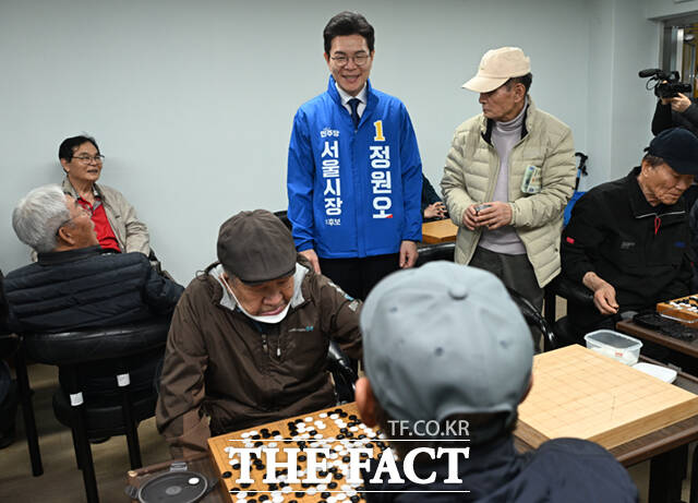 정원오 더불어민주당 서울시장 예비후보가 26일 오후 서울 관악구 관악노인종합복지관을 찾아 식당 조리사들과 인사하고 있다. 손에 물이 묻어 악수를 피하는 조리사와 악수 대신 주먹인사를 나눴다. /이새롬 기자