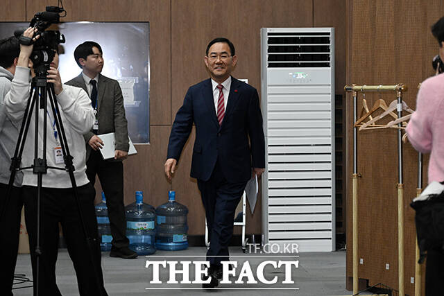 국민의힘 대구시장 후보 경선에서 '컷오프'된 주호영 국회부의장이 26일 오후 서울 여의도 국회 소통관에서 기자회견을 열고 가처분 신청 취지 및 경선 관련 입장을 발표하고 있다. /국회=서예원 기자