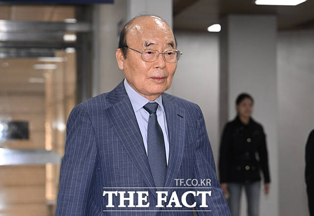 매관매직 의혹으로 징역 1년을 구형받은 이봉관 서희건설 회장이 26일 오후 서울 서초구 서울중앙지방법원에서 열린 공판에 증인 출석하고 있다. /박헌우 기자