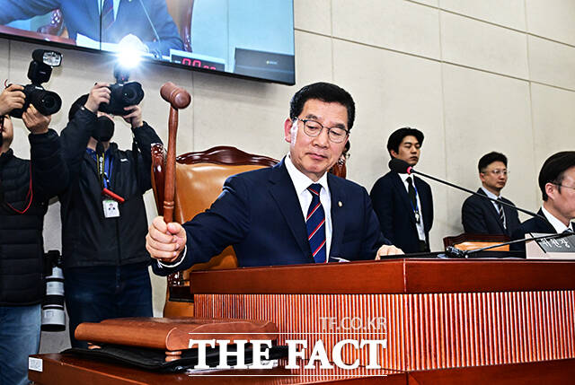 신정훈 행안위원장이 26일 오전 서울 여의도 국회에서 열린 행정안전위원회 전체회의에 참석해 안건을 상정하고 있다. /국회=배정한 기자